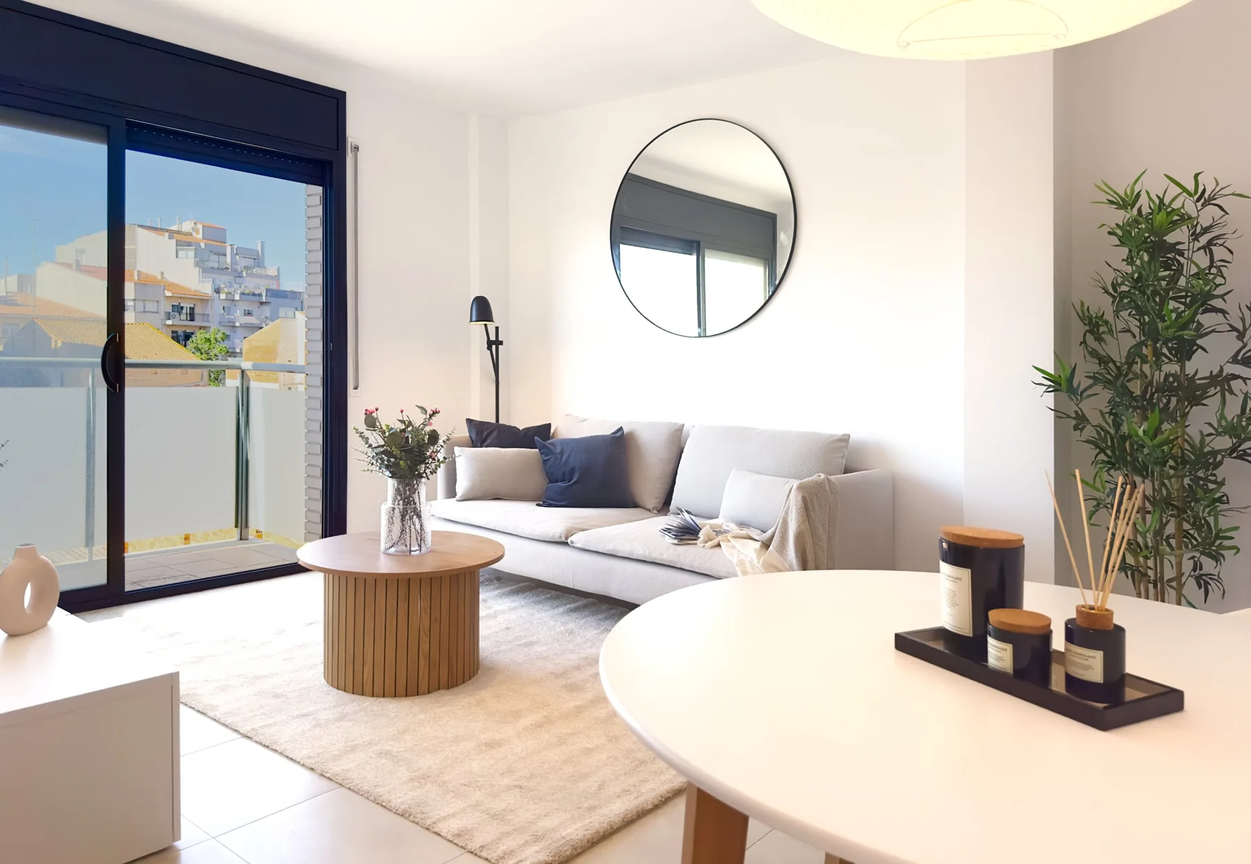 Ciudad y luz cálida — estilismo de interiores, imagen 2